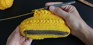 283K views · 6.2K reactions | ถักโครเชต์กระเป๋าซิป​ สวย ลายถักง่ายๆ ใช้เวลาถักไม่นาน Tutorial how to crochet zip bag - Pattern for the beginner - 3D Pattern #diy #tutorial #crochetzipbag #crochet #crochetbag #howto #handmade #ChompuHandicrafts | Chompu Handicrafts | Facebook