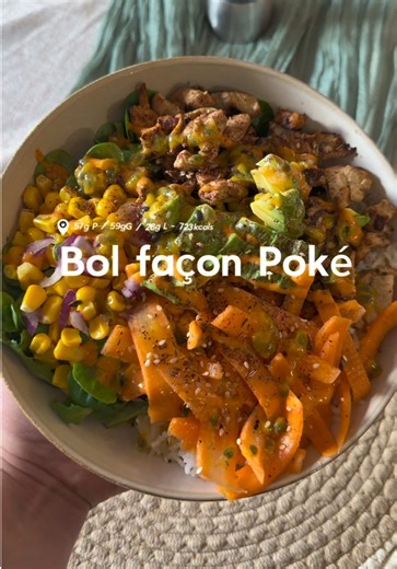 En détail : Bol : - 50g de riz - 200g de poulet - 50g d’avocat - 40g de maïs sans sucres ajoutés - 5g de sriracha mayo (à l’œil j’avoue) - Une bonne poignée de mâche - Carottes - Oignons rouges (si t’as des pickles c’est encore MIEUX) Vinaigrette : - 1 càc de miel - 2 càs de jus de citron - 2 càs d’huile d’olive - Sel/poivre TOTAL MACROS : (avec la moitié de la vinaigrette) - 723kcals - 57g de protéines - 59g de glucides - 28g de lipides Ça fait un bon plat, un poil calorique mais tu peux varier