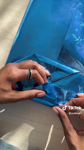A gift bag made from wrapping paper? Yes & yes. 🙌🏿🙌🏽🙌🏻 #WrappingHacks #GiftWrapping #GiftWrappingIdeas #HolidayTok #HolidayTikTok