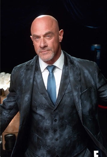 Your honor, Christopher Meloni was serving at the 2025 #Emmys #Glambot. 🤩