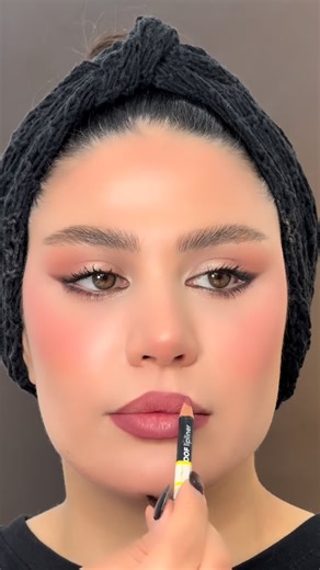 ‎مدرس میکاپ | آموزش خودآرایی | روتین پوستی‎ on Instagram‎: "میکاپ حرفه ای با لوازم دم دستی و معمولی 😌✨ لوازمی که استفاده کردم👇 ✅ از رژ نود از برند فارفاشا شماره ی ۱۱۹ بجای کانتور استفاده کردم شما میتونید از کانتور چرب یا را نودی که دارید استفاده کنی ✅کانسیلر فوراور۵۲ شماره یcovo001 ✅خط لب تاپفیس شماره ۱۱۰ ✅رژ لب قرمز مال من هدی بیوتی بود شما هر رز قرمزی داری بزن ✅پودر فیکس رولوشن ✅رژگونه توفیسد رنگِ پینک وینک (گلدن رز بدون این رنگی داره) ✅هایلایتر از برند فیوچر میکاپ شماره fu3501 ✅مداد ابرو لچ