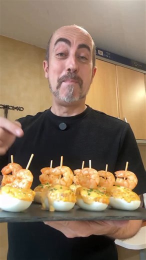 Juan Sánchez on Instagram: "Huevos rellenos con gambas a ajillo y jamón ibérico! El aperitivo navideño más original. Nadie pidió reinventar los huevos rellenos, pero alguien tenía que meterles gambas al ajillo y jamón ibérico. Hay platos que no son para sorprender, son para que te hagan la ola y te pidan la receta. Anímate con este aperitivo tan resultón para triunfar estas navidades!! • INGREDIENTES: 8 huevos 150 grs. jamón ibérico lonchas 24 gambas o langostinos 6 dientes de ajo 60 ml. AOVE • 