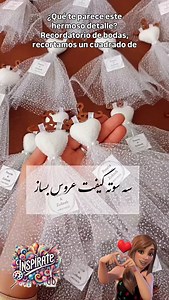 RECORDATORIOS DE BODA DELICADOS Y ORIGINALES 🤍👰✨ ¿Qué te parecen estos hermosos detalles tipo recordatorios para bodas? Con un sencillo cuadrado de tul estampado y un corazoncito de jabón creamos el cuerpo del vestido de la novia, ajustando bien la cintura y recortando la falda para darle forma 💕✂️ El toque especial lo damos con una cinta de raso blanca que cubre la cintura y forma una delicada “V” para pegarla a un mini ganchito, simulando un vestido colgado en una percha. Un detalle elegant