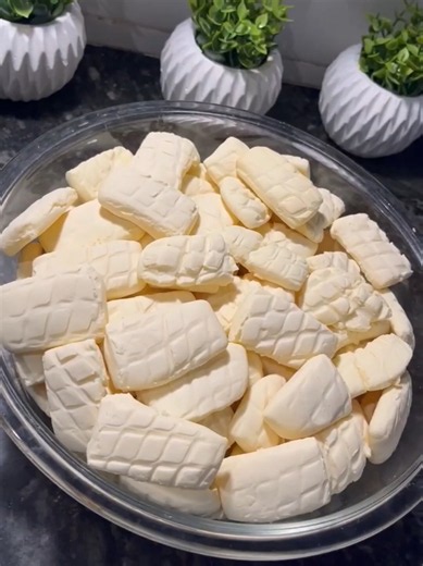 Biscoitinhos de manteiga que derrete na boca super delicioso Ingredientes 3 gemas de ovo sem a película 1 leite condensado ou 12 colheres de sopa de açúcar refinado 4 colheres de sopa de margarina ou mantega derretida Essência de baunilha 1 xícara de farinha de trigo 500g de amido de milho Modo de Preparo Na batedeira adicione as gemas de ovos, leite condensado, margarina, Essência de baunilha, bata por 2 minutos, acrescente a farinha de trigo e o amido de milho. Transfere para bancada dá uma le