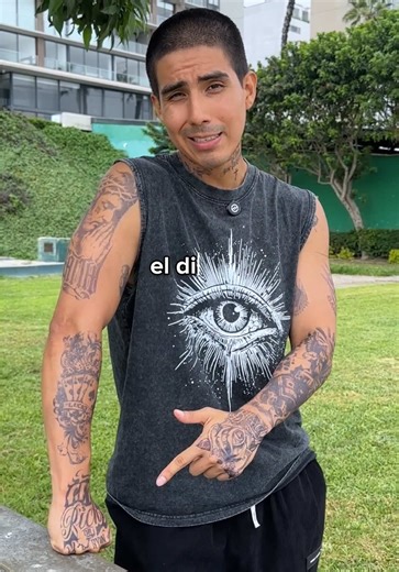 Los tatuajes son innecesarios 🙃 Eso siempre decía mi mamá… Por eso hoy quise probar algo diferente. Un tatuaje semipermanente hecho con tinta 100% natural. 🌿 Elaborado con ingredientes de la Amazonía, que deja un acabado hiperrealista en la piel. 🔥 Este sí sería el único tatuaje que mi mamá aceptaría. 🖤🔥 #tatuaje #temporarytattoo #ideasdetatuajes #tattoo #tatuajestemporales