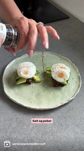 Den hurtige æggemad⏲️🥚🥑 Håndfuld 2: 1 æble Håndfuld 3: 2 æg Håndfuld 4: 1 skive rugbrød Fedt: 1/2 avokado, 15 gram pesto Sense modellen anbefaler 3-4 håndfulde mad per måltid. Her er der cirka 2,5-3 håndfuld mad. Hvis du har behov for mere mæthed kunne det eksempelvis være en gulerod og en halv peberfrugt rørt op med et par spiseskefulde hytteost salt og peber. Jeg har delt opskriften på min private profil i SenseMyDiet-appen. Hvis du er medlem kan du søge på mit navn: Suzy Wengel under “Venne