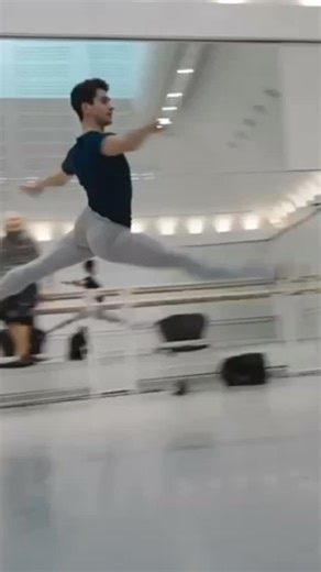 Reece Clarke on Instagram: "That time of year🎄Ready for my first performance of the Nutcracker tomorrow @royalballetandopera I’ll be performing alongside @maymagriofficial on December 5&10th and @natalia_osipova_official on December 18/23rd 🌟 Video created by @dancersdiary"