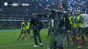 3.8M views · 84K reactions | ¡El TRI logró el milagro! ✨️ Qué manera más dramática de conseguir su pase directo a Copa América 勞 Honduras llegó al Azteca con ventaja y la dejaron escapar: Luis Chávez encendió el ánimo con golazo de tiro libre y a segundos de finalizar el partido, Edson Álvarez fue el héroe que puso el 2-2 para el alargue... ¡Vinieron los penales, Malagón fue figura y México clasificó! Fue una LOCURA. 勞 | TUDN USA | Facebook