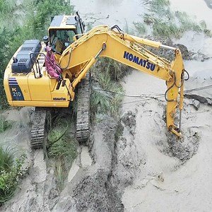Backhoe work under difficult muddy and Wet conditions | Discover World