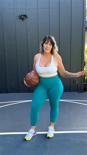 Cayleigh Couch⚽is known for her confident curvy fashion style. #shorts #shortvideo #curvyfashion