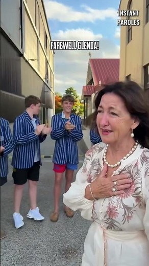 This teacher receives a guard of honor from her students after 29 years of service #shorts