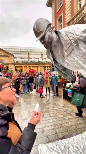 How Silverman Statue gets into the Christmas Spirit.#silvermanstatueofficial #levitating #ilusion