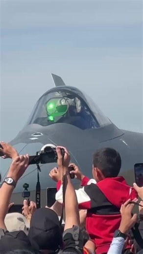 殲20亮相長春航空展，飛行員開艙蓋揮手引歡呼。 | Colorful Life