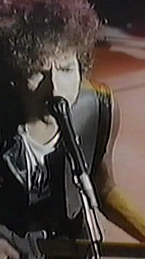 Tom Petty and The Heartbreakers on stage with Bob Dylan for the iconic ‘Hard To Handle’ concert special, filmed during the True Confessions tour stop in Sydney, this month in 1986. #bobdylan #tompetty