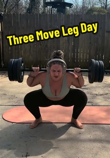THREE MOVE LEG DAY 🏋️‍♀️ Simple. Short. Effective. Heavy! Warming up with body weight exercises. Prisoner Squats, Good Mornings and Reverse Lunges. Adding HEAVY Barbell! 95lb Pause Squats 4x6 95lb RDL 4x6 95lb Sumo RDL 4x6 55lb Reverse Lunges 4x6 each side Let me know if you try!