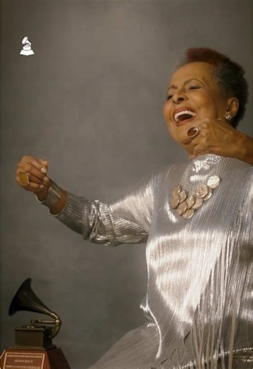 #SusanaBaca recibió el Premio a la Excelencia Musical en #LatinGRAMMY 2025 🎶❤️‍🔥 Aquí el detrás de cámaras de su foto oficial con Ruven Afanador 📸 #Perú #Música #LatinGRAMMY