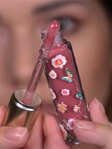 No-makeup makeup look ✨ Just a swipe of mascara & a touch of lip gloss 💋 — effortless glow for your daily commute 💼💖 Thanks @denisa.tarmure reviews💖 Shade:C07 #CATKIN #CATKINcosmetics #cosmetics #gift #LipGloss #cosmeticstips #GlossyLips #PlumpAndShiny #SummerMakeup #LipCare #BeautyEssentials #SmoothLips #HydratedPout #GlowAndGo ️