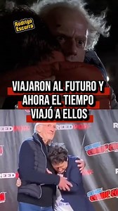 2.9M views · 90K reactions | MARTY MCFLY y el DOC esperaron casi 40 años por ese ABRAZO que confirma que siguen siendo AMIGOS ETERNOS pese a los años #martymcfly #VolverAlFuturo #backtothefuture #michaeljfox | Cinespoiler | Facebook