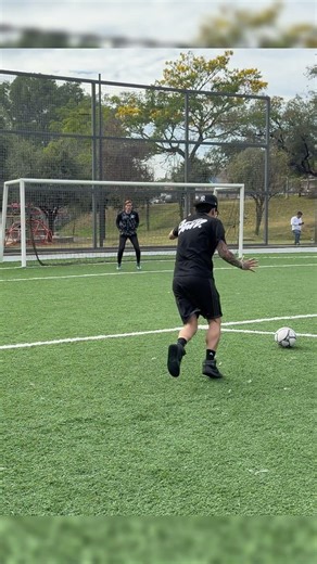 Una persona normal podrá meterle gol a un portero pro ? 🔥
