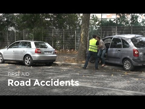 Learn first aid gestures: Road accidents