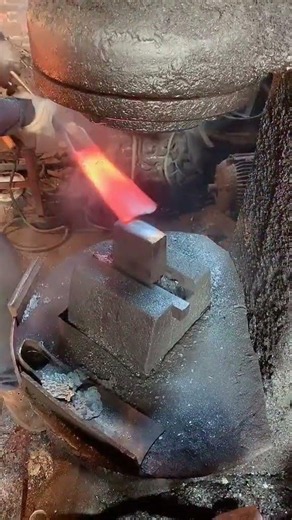 It's spring, we need to use the hoe to dig the mountain, forging a hoe.