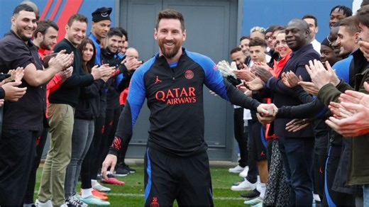 Messi given guard of honour on return to PSG training