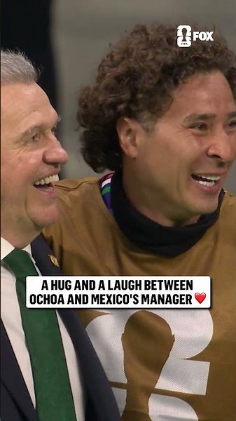 Mexico's legendary keeper Memo Ochoa and Javier Aguirre share a moment on the sideline 🇲🇽
