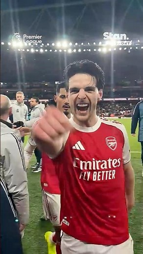 Declan Rice knows that it doesn’t get much better than a pumping Emirates and a 𝙎𝙄𝙓-point gap 🔥