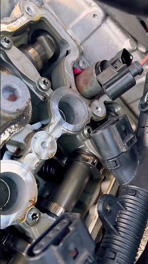 Replacing valve cover gaskets on 2015 Audi B8.5 RS5 4.2L V8 TFSI #automobile #mechanic #diy