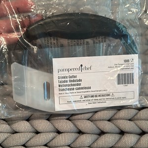 NEW Pampered Chef Crinkle Cutter #1089