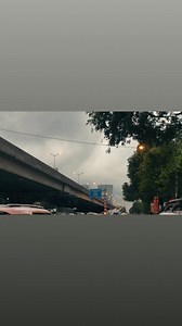 [Hà Nội của những ngày cuối năm] 🍃 Cơn gió lạnh thổi nhẹ lại khiến lòng ta trở nên thổn thức hơn. Phố vẫn đông, vẫn tấp nập người qua nhưng lại gợi cho ta một chút gì khó tả và rồi… ai cũng như vội vàng hơn để kịp khép lại một năm dài. 2025 dần qua đi, ắt hẳn nó không đủ tuyệt vời, đủ trọn vẹn nhưng có lẽ đã đủ kí ức cho một năm đầy biến động với người, với ta… Còn gì mà bạn hối hận chứ ? ____ #Unin | USSH Hanoi Confessions