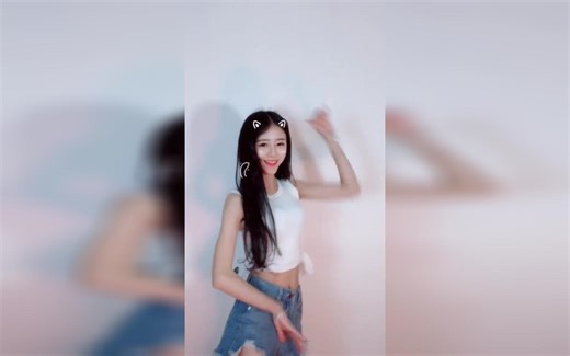 抖音点赞过万女神——【菲菲baby酱】爱跳舞的小姐姐，张开腿，吓到你们了吗？