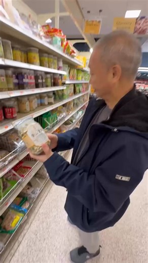 🌼 A Simple Tea for When a Cold Is Starting In traditional Chinese medicine, chrysanthemum is often used as a gentle tea when the body feels run down or a cold is coming on. It can be prepared simply: • with fresh ginger • or with goji berries These combinations are traditionally used to support the body during a cold, especially in the early stages. This is just one example of the simple, practical guidance shared by Master FaXiang Hou. ✨ If you’d like to learn more, Master Hou is offering a fr