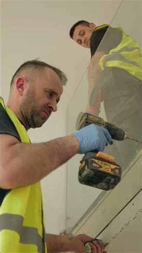 FLOATING STAIRCASE - GLASS BALUSTRADE INSTALLATION | DDC London #staircaseinstallation #diy