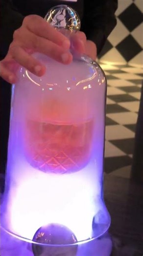 POV: Você está em Gramado e pediu um drink mágico do Alice no país das maravilhas. 🩵