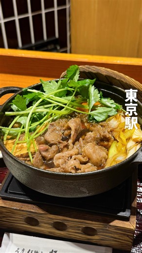 はっしー(橋本陽) / グルメプレゼンター | 伊勢神宮の人気店が、東京駅に！ 伊勢神宮おかげ横丁の「豚捨（ぶたすて）」は、三重県外では東京駅と名古屋にだけ支店があって、牛鍋をランチでも楽しめる🌟 店名の由来は「豚を捨てるほど牛がうまい」と言われているけど、じつはこれは間違いで、本当の理由を動画内で話しました😂... | Instagram