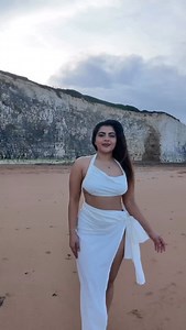 My Travel Essentials: What’s in My Bag at Botany Bay Beach #WhatInMyBag #TravelVlog #LondonTravel #BotanyBayBeach #PackingEssentials | Twinkle Sharma