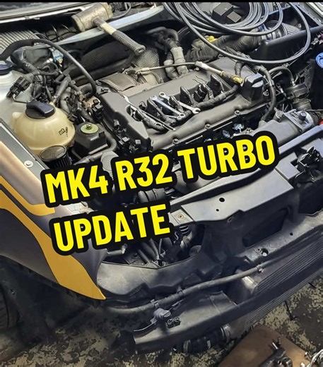 Here’s a small update on the R32 👀 Bas is in the garage dialing things with my R32 Turbo — fine-tuning details and pushing it one step closer to the next level. More soon. 🔧🔥 #R32 #MK4R32 #VR6Turbo #ProjectCar #GarageLife