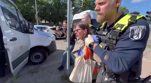 515K views · 17K reactions | Völlig angemessene Anwendung von Zwang. Alles richtig gemacht liebe Kollegen. Aber @Martha_LastGen, wissen Sie wer schlimmsten Fall so schreit und wirklich schmerzen hat? Die Menschen hinten im RTW, die nicht rechtzeitig behandelt werden, weil sich Radikale auf Straßen festkleben! https://twitter.com/dannipilger/status/1546579747211288579?s=21&t=eJ7LPIOQqWis7CXD5fQcBA | Manuel Ostermann | Facebook