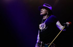 GUNS N' ROSES Performs 'New' Song 'Absurd' At Boston's Fenway Park (Video)