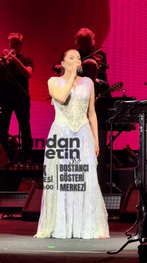 🎤 Candan Erçetin, profesyonel müzikte 30. yılına özel bir turneye çıkıyor 🎵 Bu turne sadece bir konser dizisi değil; her şehirde 30. yıla özel sürprizlerle dolu bir kutlama 🎉 🎶 Türkiye genelinde gerçekleşecek konserlerde seyircileri unutulmaz şarkılar ve güçlü sahne performansının yanı sıra anılar, duygular ve paylaşım dolu özel anlar bekliyor 🎶 “Konser ve Daha Bir Sürü Şey…” adıyla hazırlanan gösteri 30 yıl önce ilk albümün yayınlandığı Temmuz ayından itibaren sahnede! 🔔 Bu özel seriyi ka