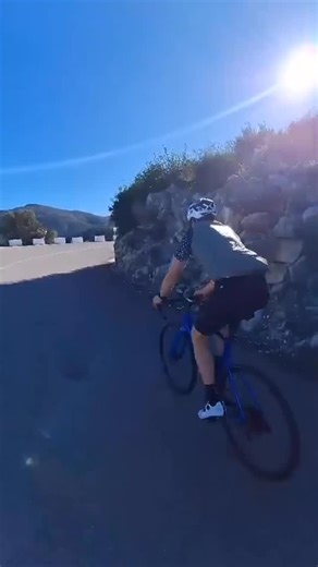 RIDE UP | CYCLING TOURS on Instagram: "Wielercafes Calpe 2026 Recap 🚴‍♀️🇪🇸 Zes dagen fietsen in de zon ☀️ koffiestops bij iconische wielercafés ☕ heroïsche beklimmingen ⛰️ en een live veldrit met Mathieu van der Poel, Thibau Nys en Lucinda Brand 🤩 Wielercafés Calpe 2026 was alles wat een winter escape moet zijn. Aankomen, fietsen staan klaar, lunchen om de hoek, briefing, samen aan tafel en elke dag nieuwe routes door het trainingsgebied van de profs. Van Cumbre del Sol tot Vall d’Ebo, van B