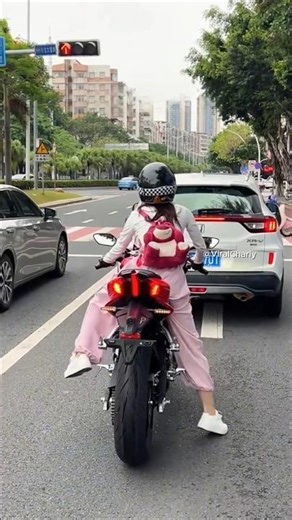 When You’re Too Short for the Kickstand… Chaos Happens 🤯