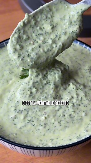 🌿 VÉRITABLE SAUCE VERTE 🐔 La sauce indispensable pour ton poulet braisé, tes allocos ou même ton fried chicken 🤤 ✨ Ingrédients : \t•\t200g de mayonnaise maison (sans œufs, recette dispo sur mon feed avec aquafaba ou fécule de riz 🌱) \t•\t1 botte de persil frisé (gardez les queues, c’est là que le goût explose 💚) \t•\t3 gousses d’ail 🧄 \t•\t1 ½ échalote 🧅 \t•\t15cl d’huile neutre \t•\t1 càs de sauce Maggi maison (ou Maggi classique si t’as la flemme 😉) \t•\t1 càs de sucre brun \t•\t1 càc 