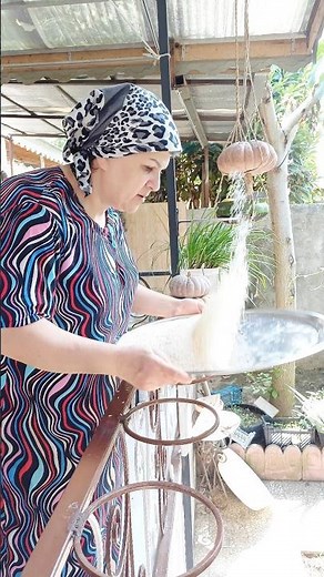 “Rice Cleaning & Sorting: A Satisfying Tray Technique! 🌾✨”.