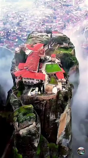 Le Meteore (Meteora) in Grecia sono un sito Patrimonio dell'Umanità UNESCO famoso per i suoi monasteri ortodossi costruiti su imponenti colonne di roccia naturale, nella regione della Tessaglia, vicino alla città di Kalambaka. Il nome significa