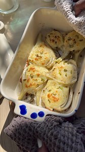 Ich liebe Fenchel und überbacken mit cremiger Béchamelsauce ist er einfach unfassbar lecker. Eine superleckere Beilage, die warm genauso gut schmeckt wie kalt 😋. Und falls ihr keine Lust habt, eine Béchamelsauce selbst zu machen, könnt ihr euch das Leben noch einfacher machen und einfach eine fertige Hollandaise darübergeben 😊. Zutaten: 15g Butter 1 El Mehl 200ml Milch Meersalz & Pfeffer Muskat Frühlingszwiebeln Parmesan *20-30 Minuten bei 180° backen je nachdem wie dick ihr euren Fenchel schn