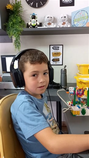 Escola de Programação e Robótica on Instagram: "Valentim desenvolveu um robô ginasta no LEGO Spike Essential, explorando movimentos, equilíbrio e programação para realizar acrobacias incríveis! 🤸‍♂️🤖✨ #spikeessential #robotica #codigokid"