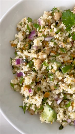 Jennifer Aniston Salad 🥗 This viral Jennifer Aniston salad is made with quinoa or bulgur, cucumber, fresh herbs, pistachios, chickpeas and feta all tossed in lemon juice and olive oil. Enjoy as a meal with some grilled chicken or serve as a side. | Eating Bird Food