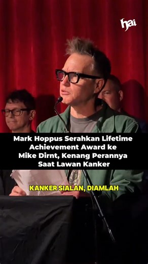 HAI on Instagram: "Mark Hoppus menjadi sosok yang menyerahkan penghargaan Lifetime Achievement dari Bass Magazine Award kepada Mike Dirnt, Kamis (22/1). Dalam kesempatan tersebut, Mark cerita betapa berjasa sosok Mike, dan nggak cuma dari sisi musikal, tapi juga di kehidupan pribadinya. Nanti kalo Mark Hoppus dilantik, siapa yang menurut lo cocok menyerahkan penghargaannya?"